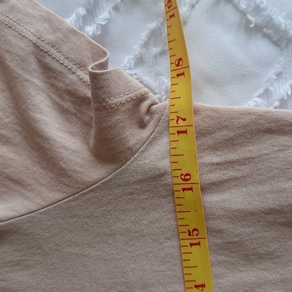 H & M Short sleeve t-shirt. Medium Tanish/pinkish colour. Round … - Picture 4 of 7
